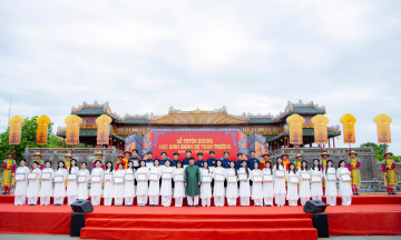 Honoring outstanding students in the Nguyen dynasty's traditional ceremony of announcing successful candidates
