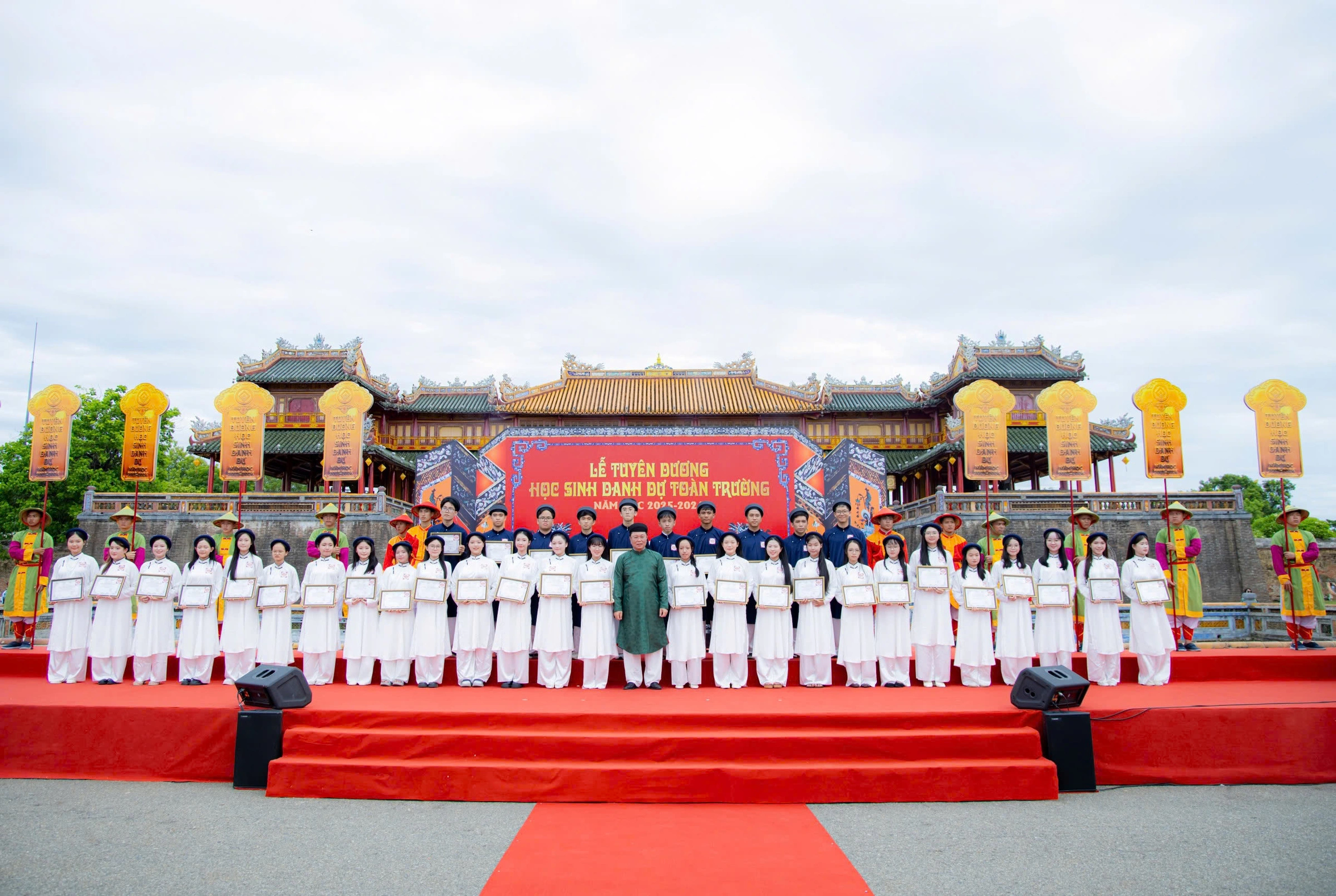 Honoring outstanding students in the Nguyen dynasty's traditional ceremony of announcing successful candidates