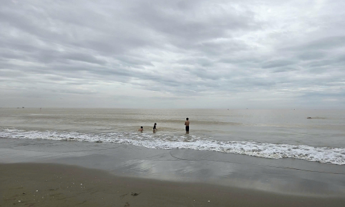 Sam Son beach sees few visitors on first day of September 2nd holiday