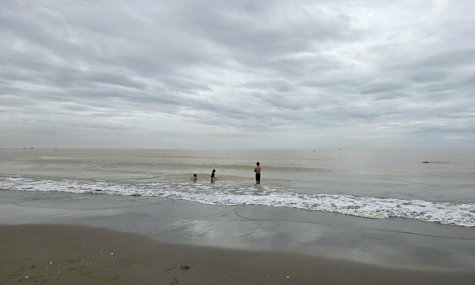 Sam Son beach sees few visitors on first day of September 2nd holiday