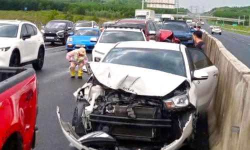 Seven cars in chain collision on Phan Thiet - Dau Giay expressway