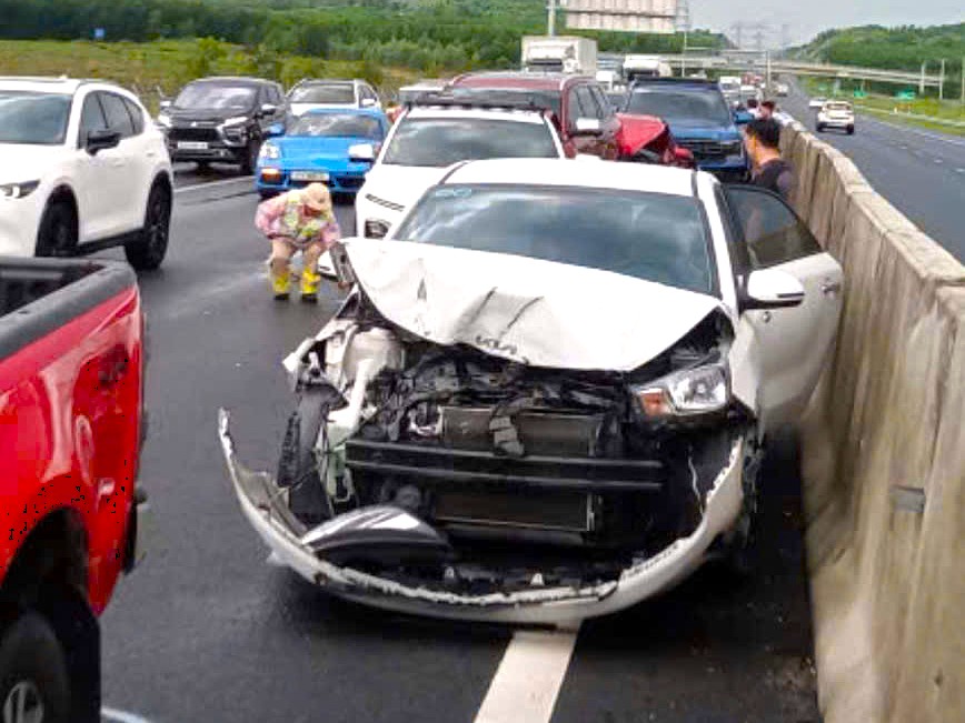 Seven cars in chain collision on Phan Thiet - Dau Giay expressway