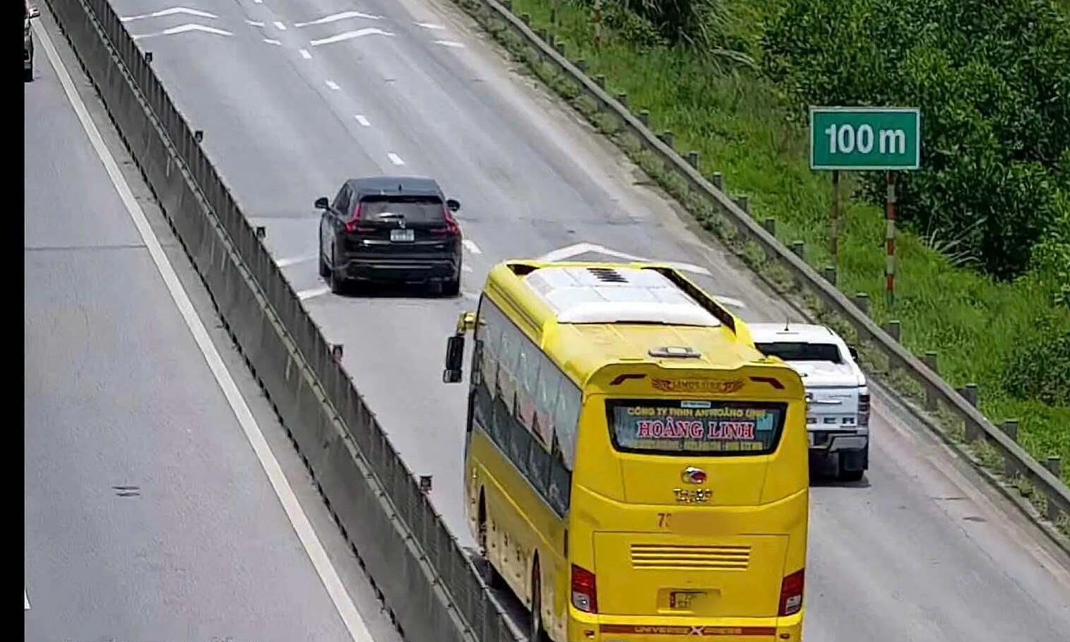 How do traffic police determine vehicles violating the safe distance rule?