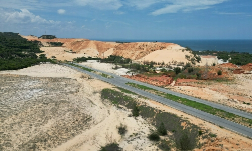 Lam Dong closes a section of titanium mine to clear coastal road