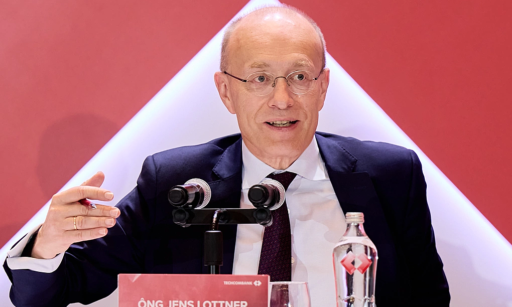 Techcombank CEO's average monthly income nearly 3 billion VND