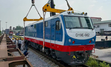 Vietnam Railways receives new generation locomotive batch