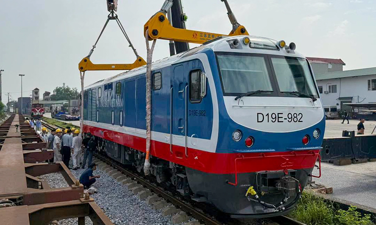Vietnam Railways receives new generation locomotive batch