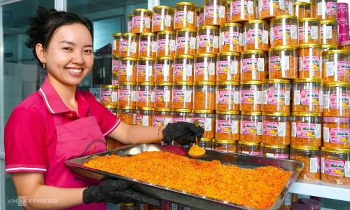 Ca Mau crab salt business generates 3 billion dong annually