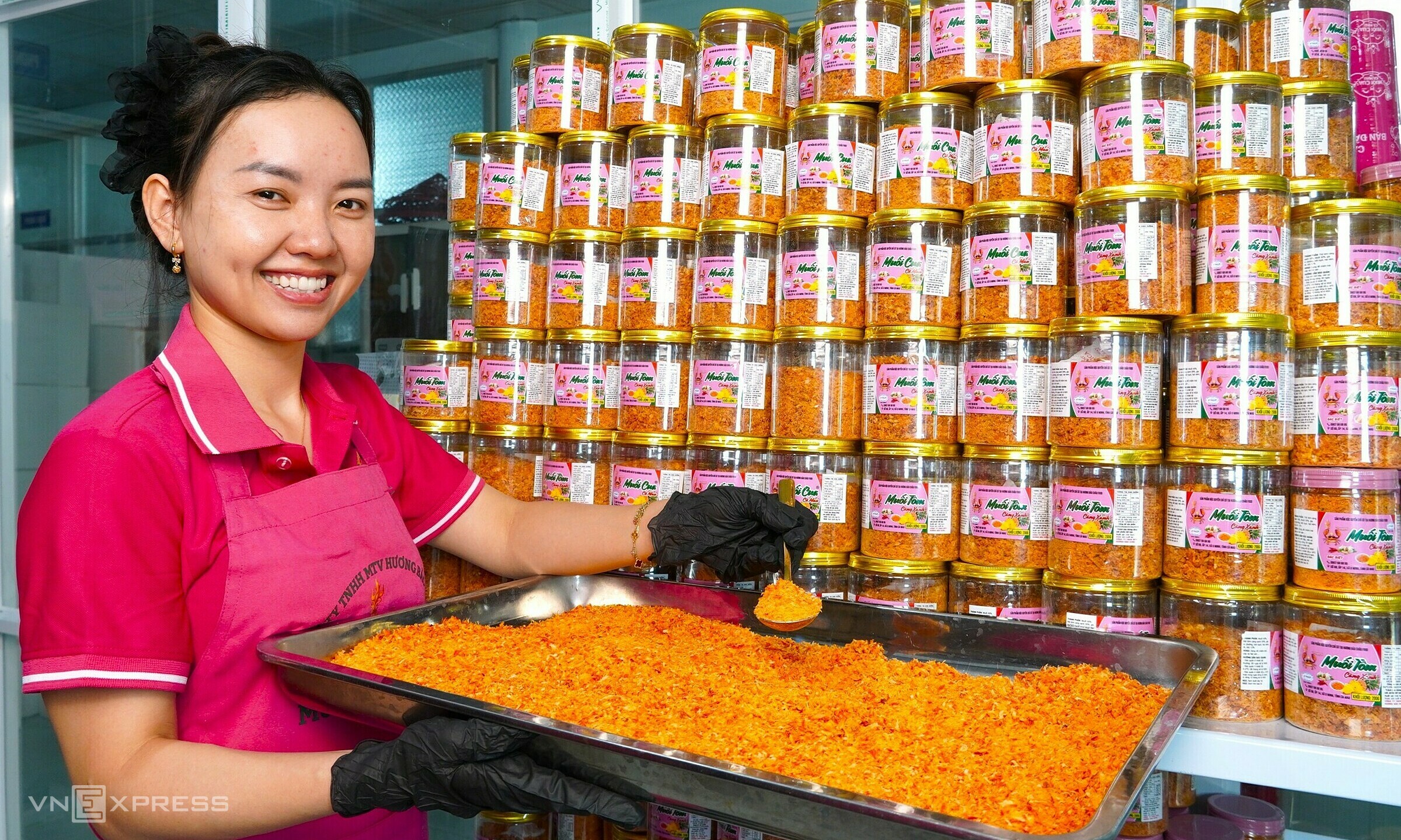 Ca Mau crab salt business generates 3 billion dong annually