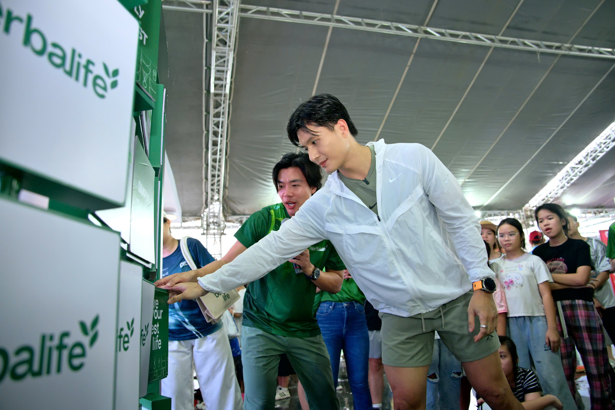 Stars energize Herbalife booths at VnExpress Marathon Vung Tau