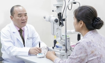 Doctor advises on how to reduce eyelid twitching