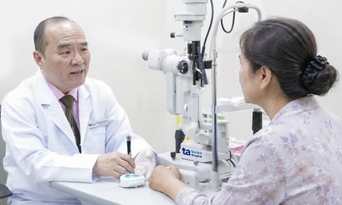 Doctor advises on how to reduce eyelid twitching