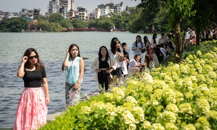 Long queues form for hydrangea photos by Hoan Kiem Lake