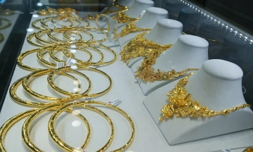 Gold prices tumble at start of week