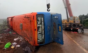 Bus overturns in Gia Lai, four dead