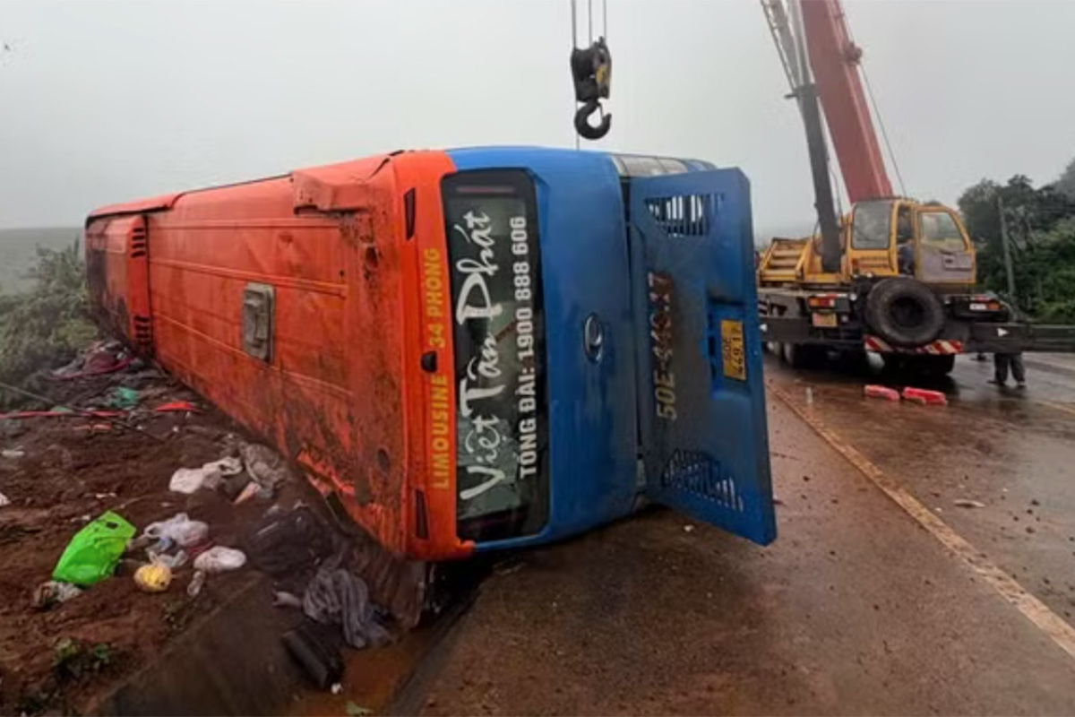 Bus overturns in Gia Lai, four dead