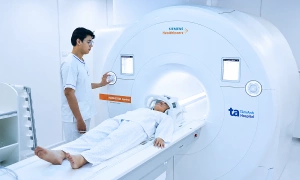 Can a patient with a knee replacement undergo an MRI of the spine?