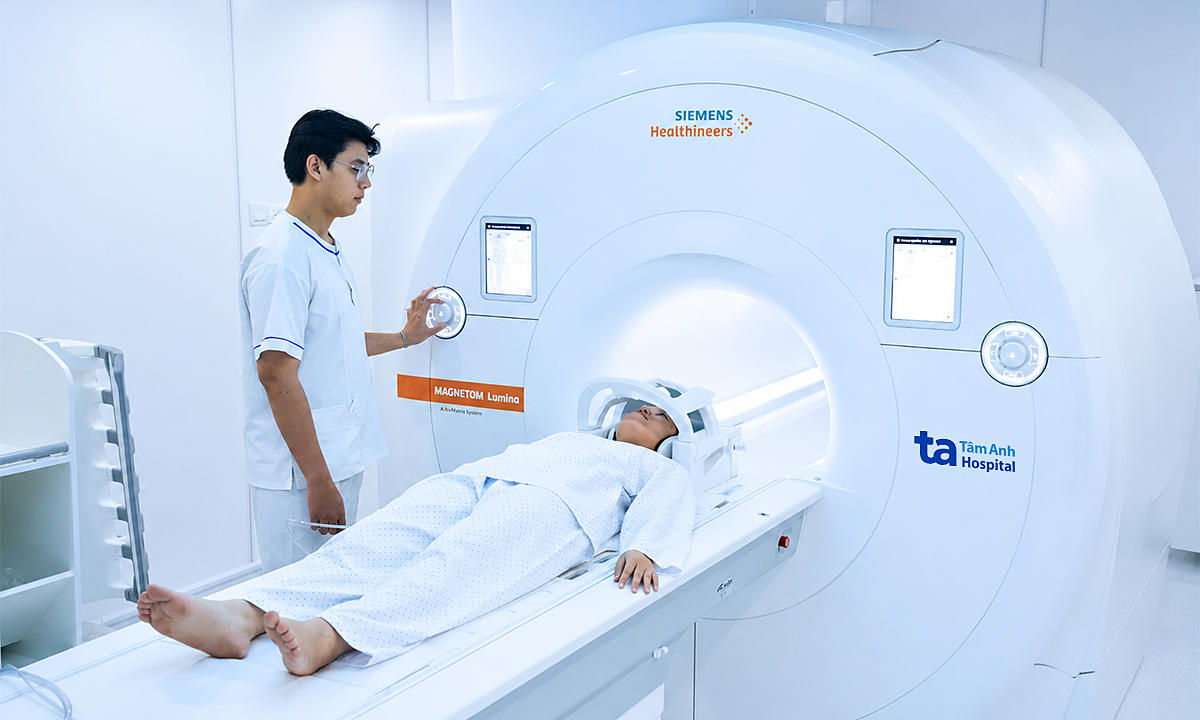 Can a patient with a knee replacement undergo an MRI of the spine?