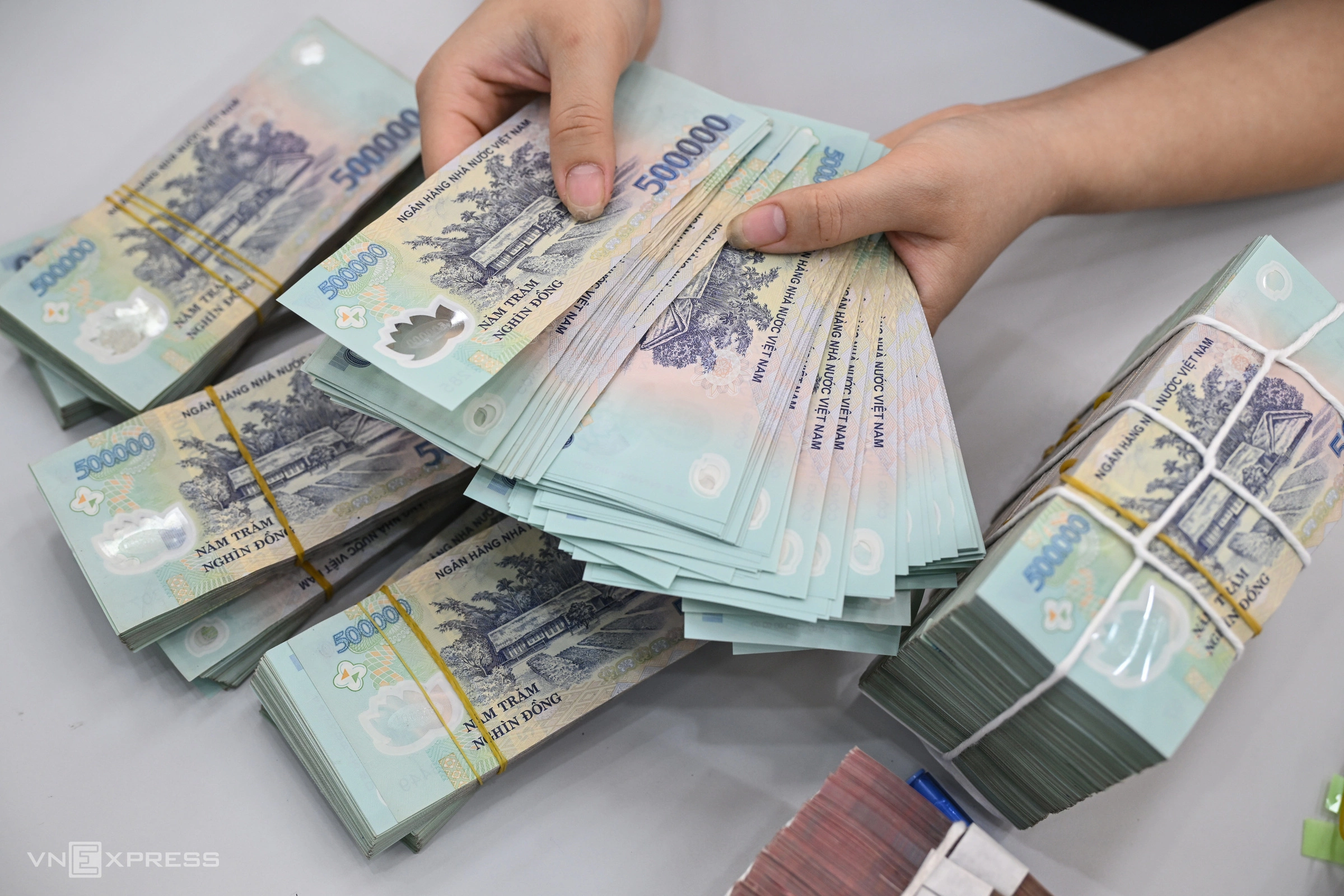 Will companies face fines of up to 70 million dong for retaining former employees' information?