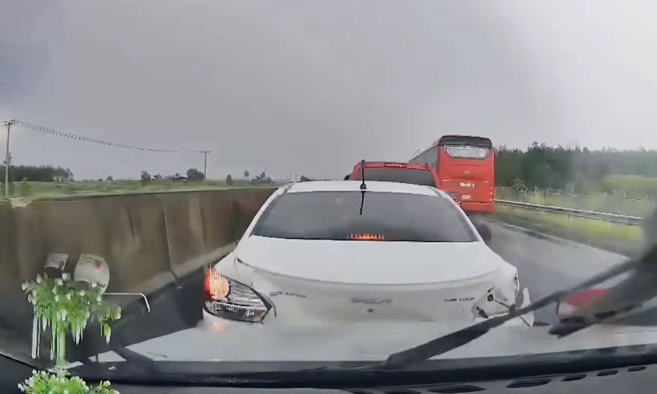 An accident explains the safe distance rule on the highway