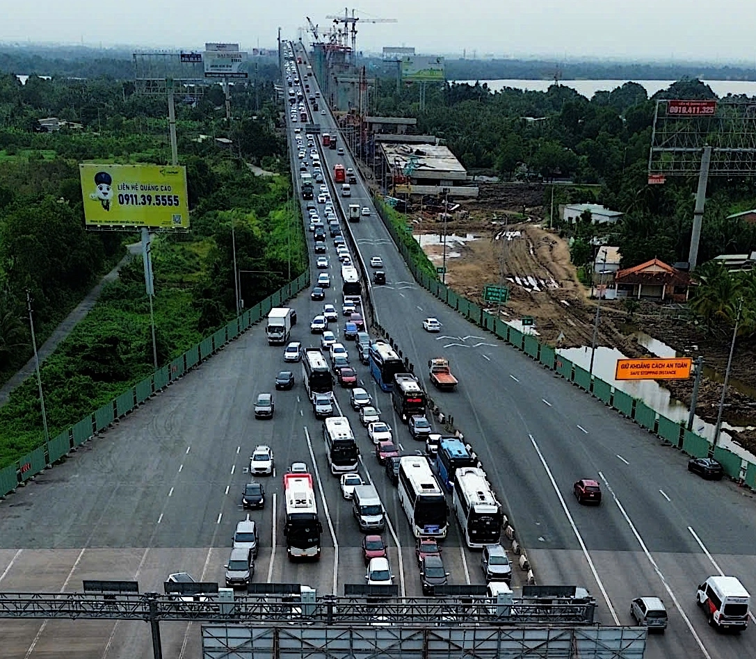 Early return to Ho Chi Minh City causes holiday traffic chaos