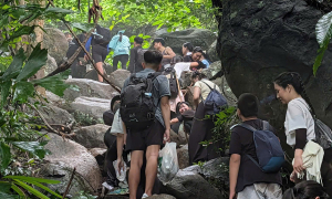 Ba Den Mountain trekking trails congested during September 2nd holiday