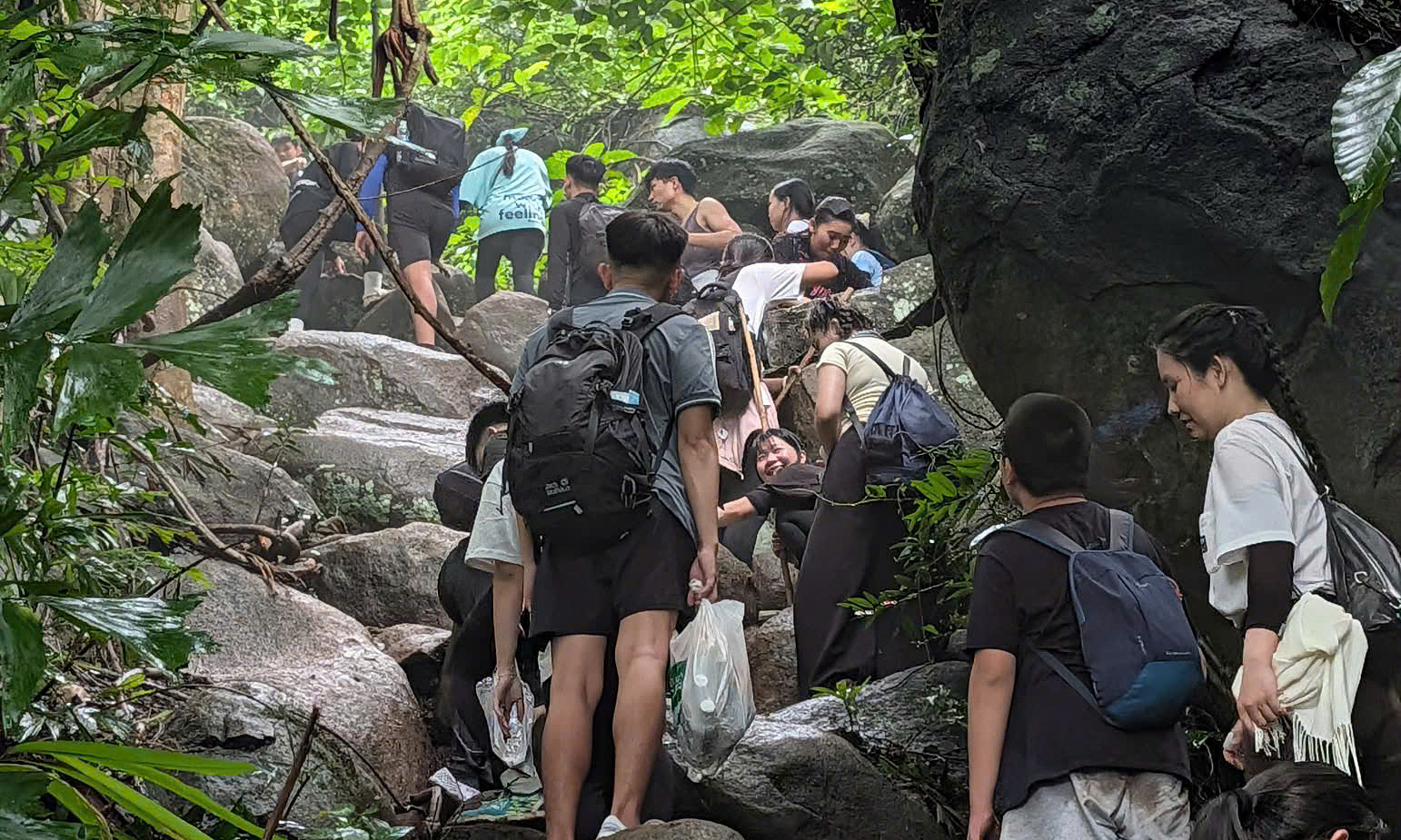 Ba Den Mountain trekking trails congested during September 2nd holiday
