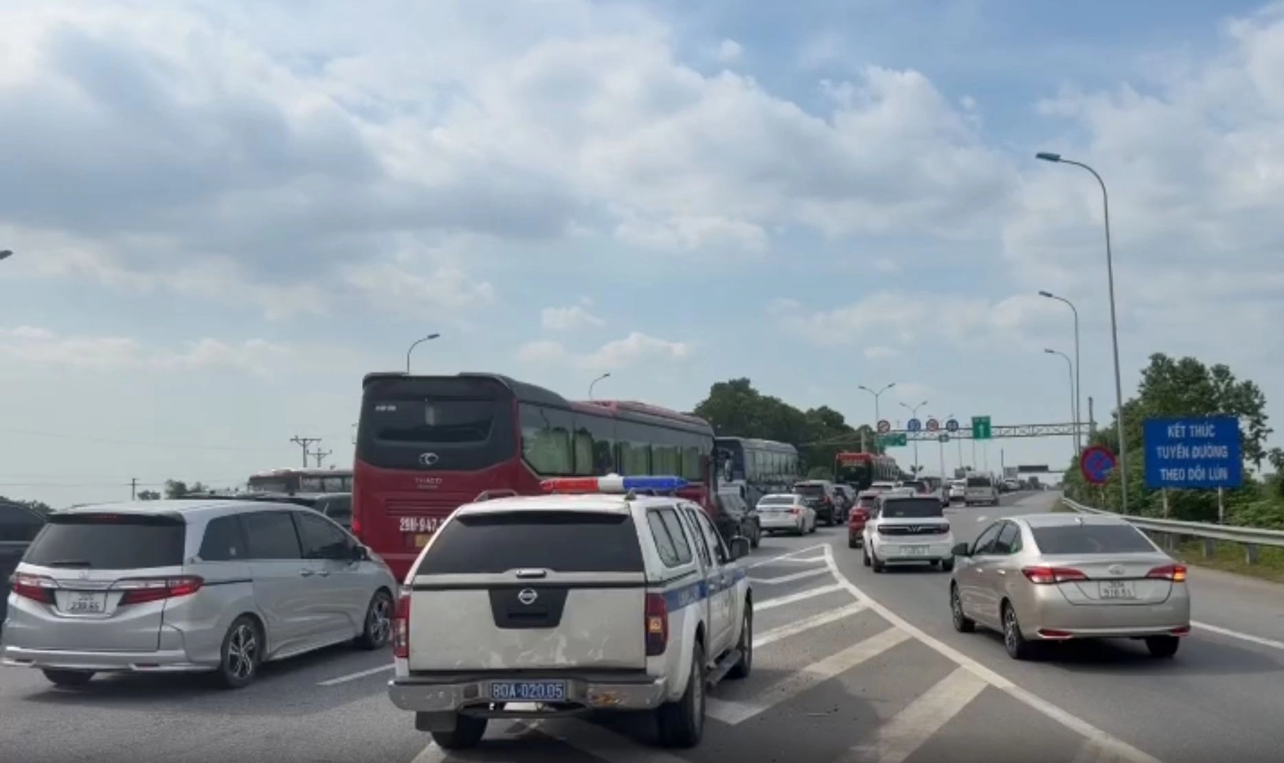 Both expressway directions dedicated to vehicles returning to Hanoi