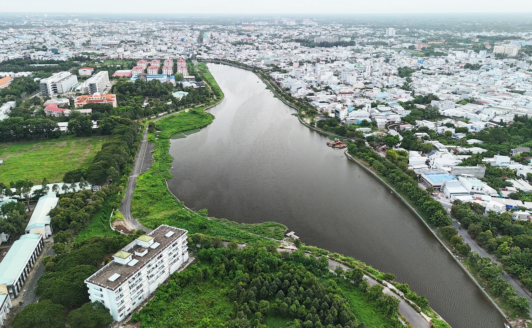 Can Tho strictly prohibits encroachment on 10 lakes and ponds for flood prevention