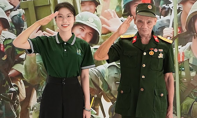 Young people visit war invalids for National Day