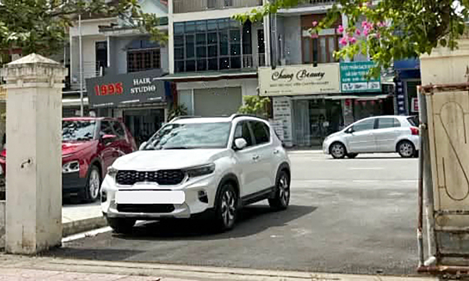 Driver fined 900,000 VND for parking blocking agency entrance