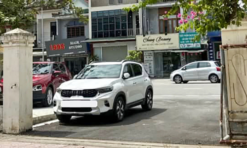 Driver fined 900,000 VND for parking blocking agency entrance