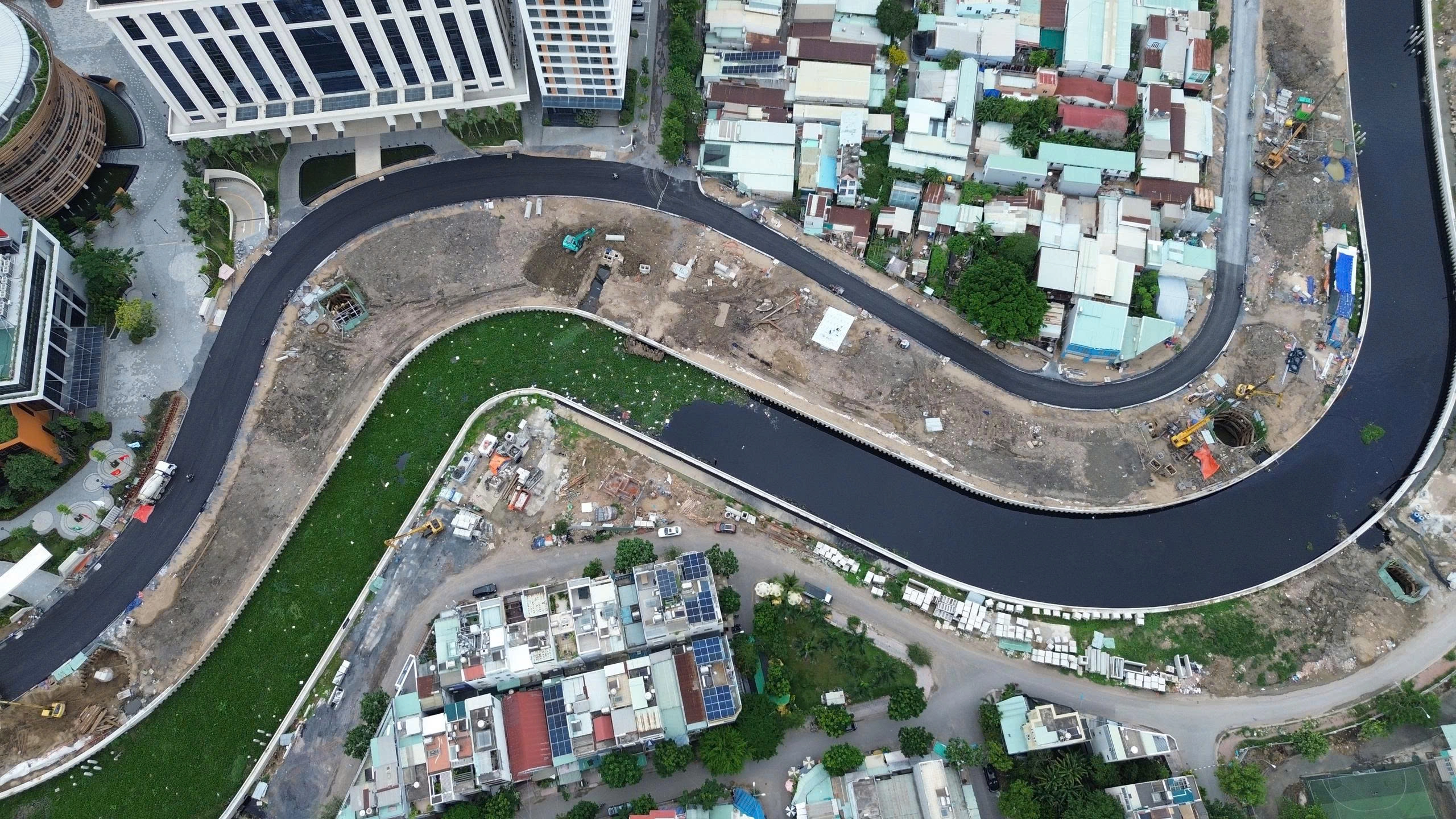 First section of Xuyen Tam canal-side road opened to traffic