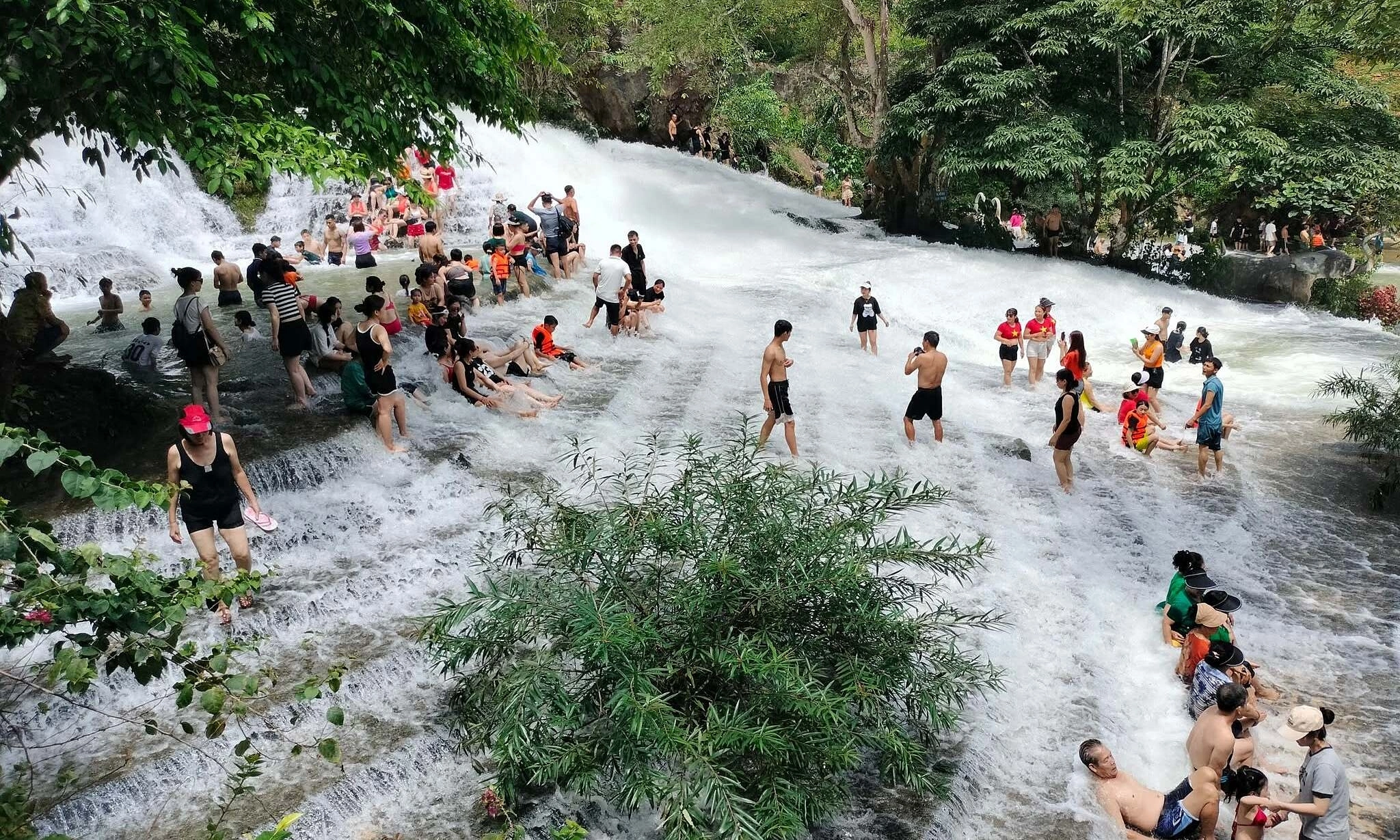 Tourist dies saving child at Tien Nu waterfall in Lang Son