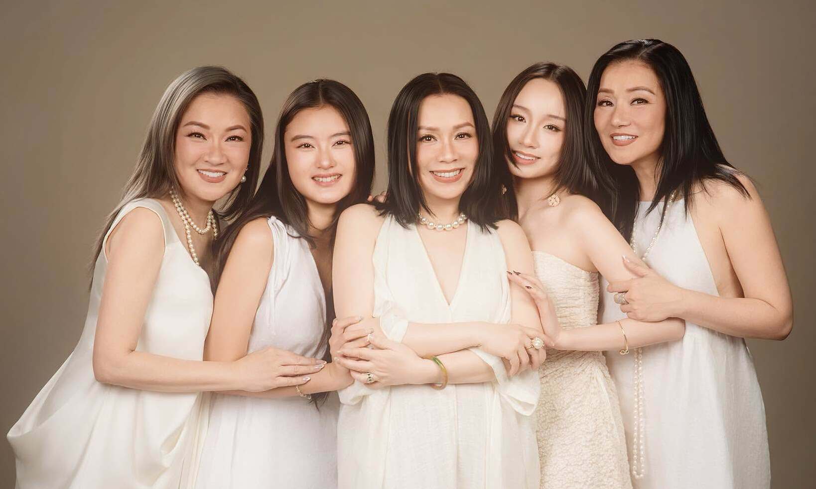 Tam ca Ao Trang reunites with their children