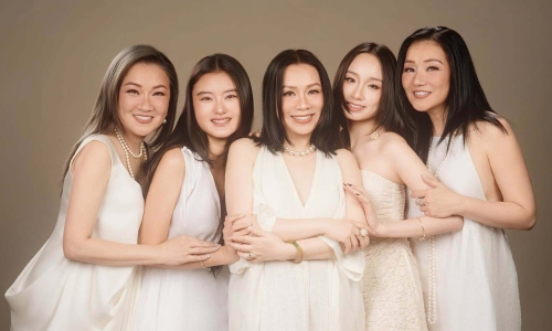 Tam ca Ao Trang reunites with their children