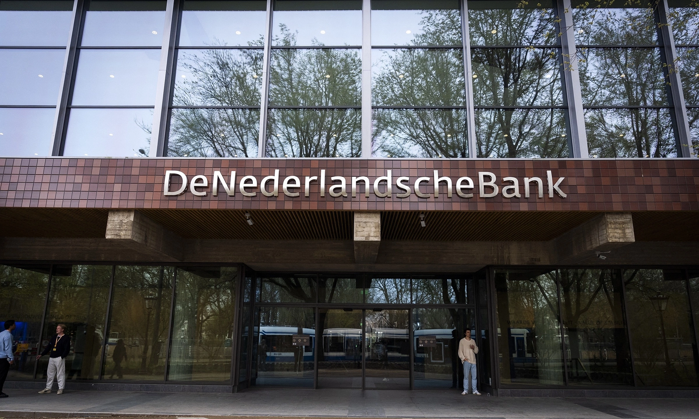 Netherlands withdraws 86 tons of gold from the US, Canada