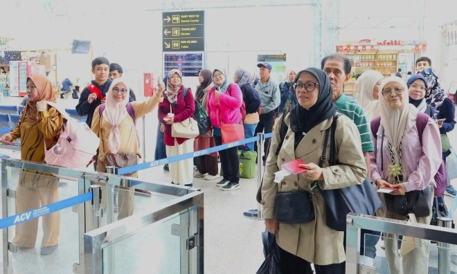 Lien Khuong welcomes first international flight after reopening