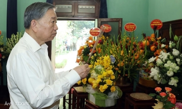 General Secretary, President offers incense in remembrance of President Ho Chi Minh