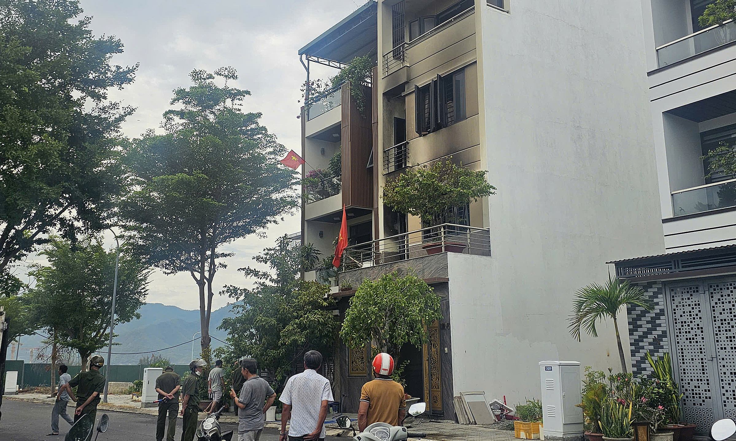 Two victims of four-story house fire in Nha Trang die