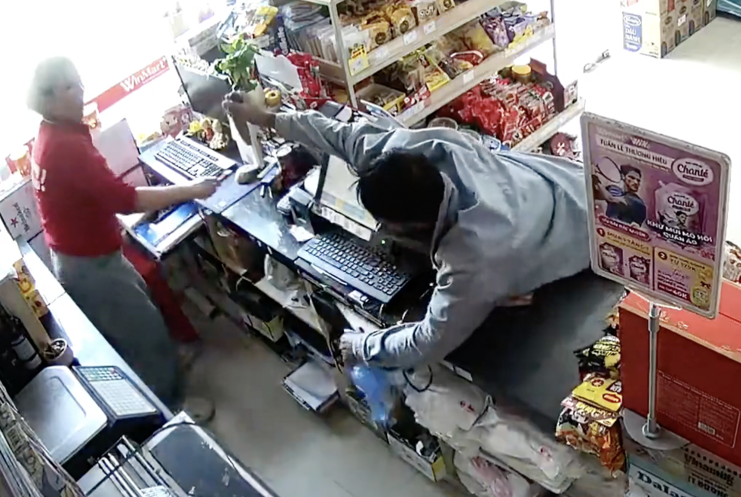Man threatens supermarket cashier with knife, robs property