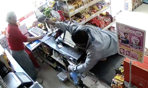 Man threatens supermarket cashier with knife, robs property