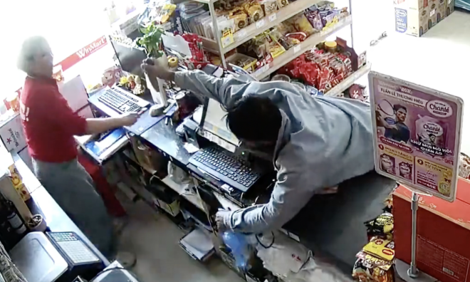 Man threatens supermarket cashier with knife, robs property