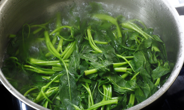 Does opening the lid while boiling vegetables help chemicals evaporate?