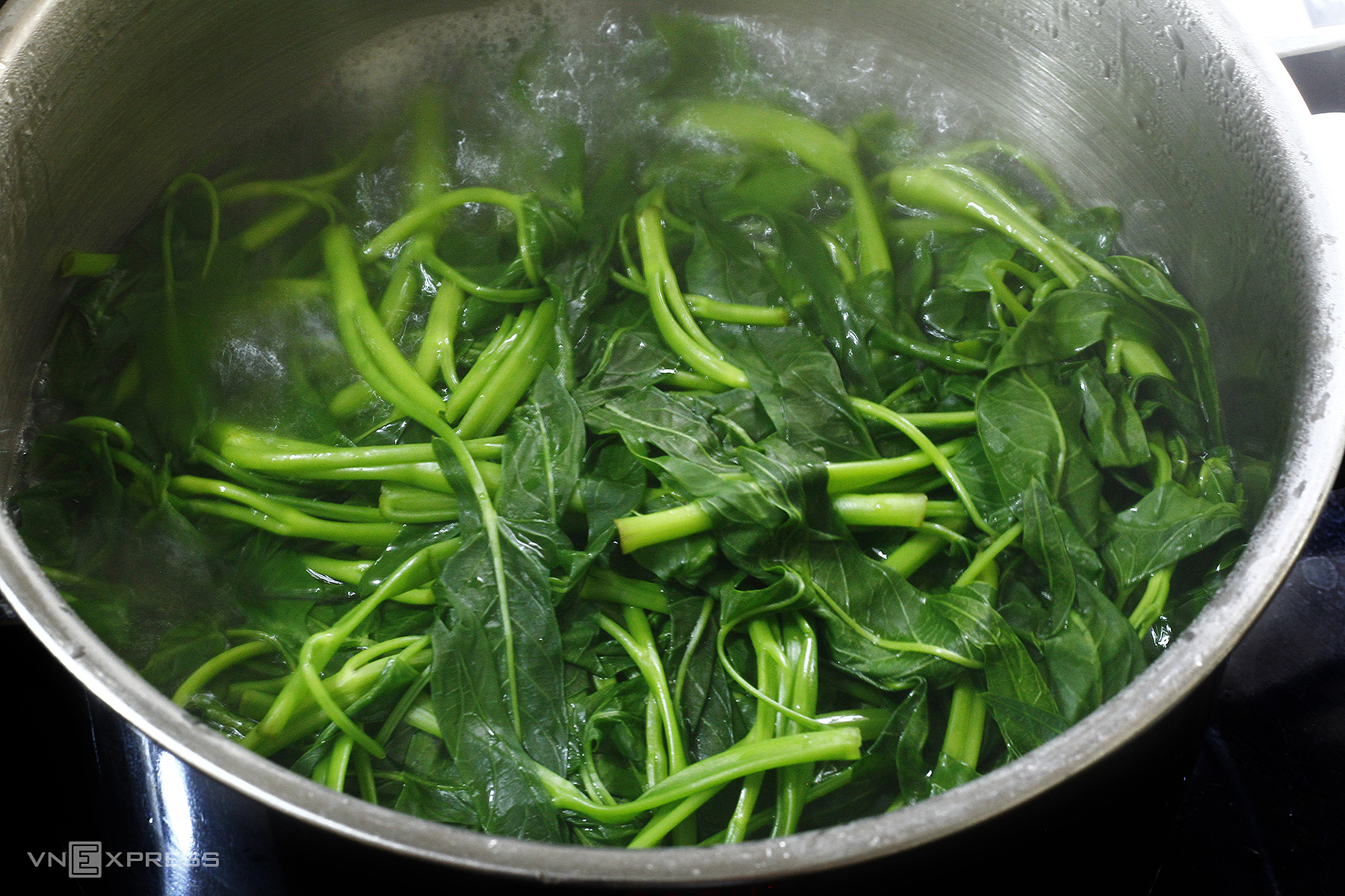 Does opening the lid while boiling vegetables help chemicals evaporate?
