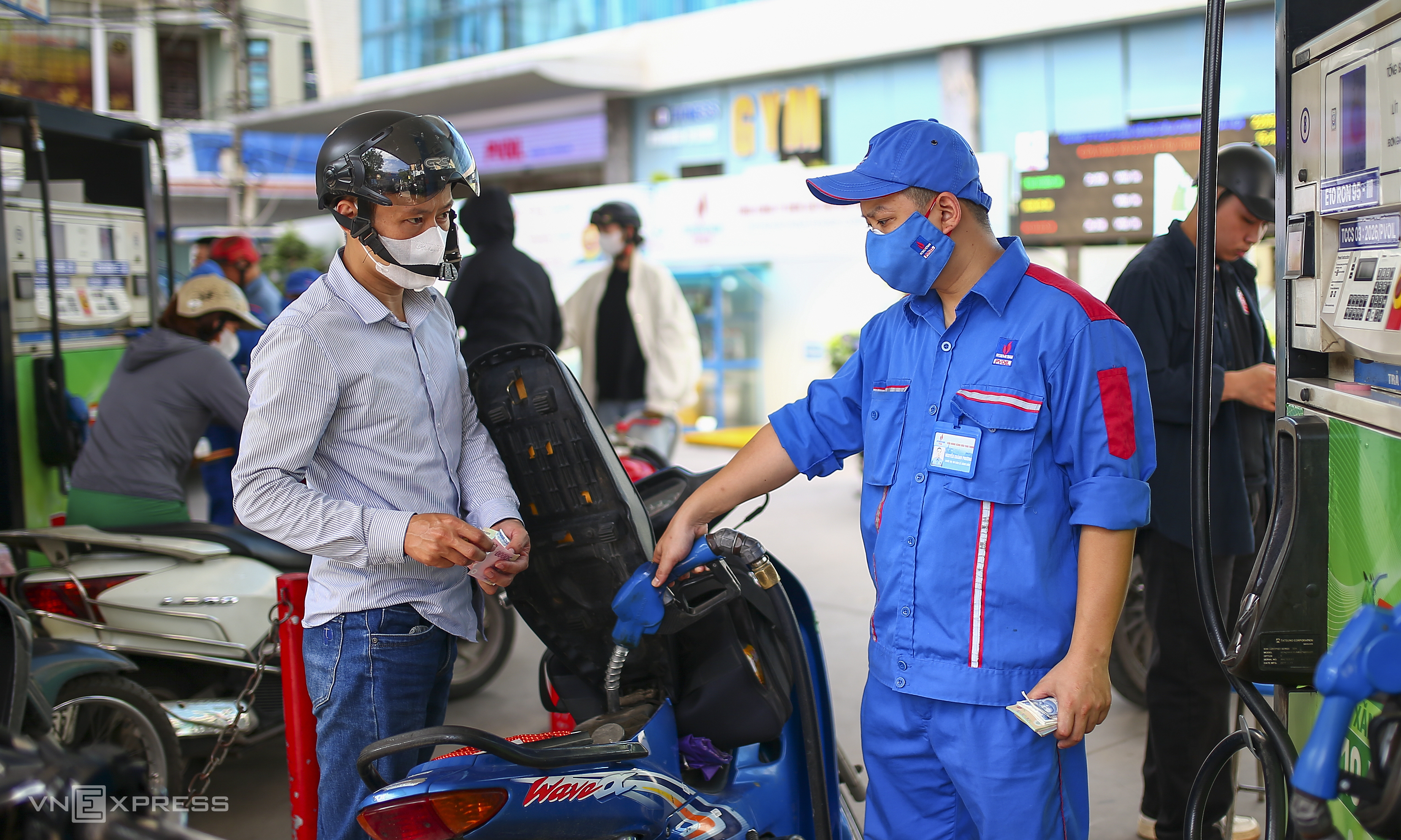 Gasoline prices rise, oil prices fall