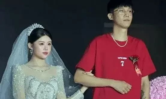 41-year-old father shocks many by looking younger than his daughter