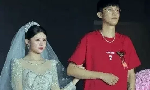 41-year-old father shocks many by looking younger than his daughter