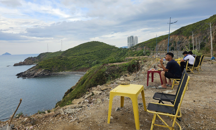 Informal stalls operate near cliff on Nha Trang pass