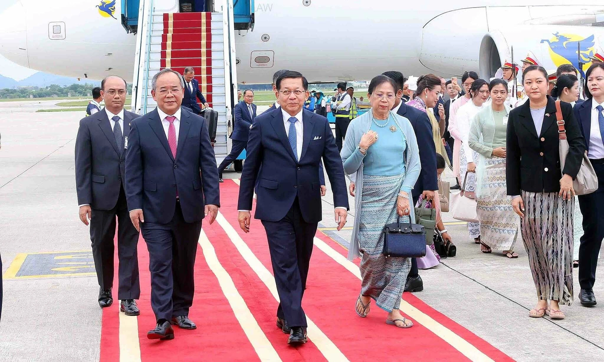 Myanmar president begins visit to Vietnam
